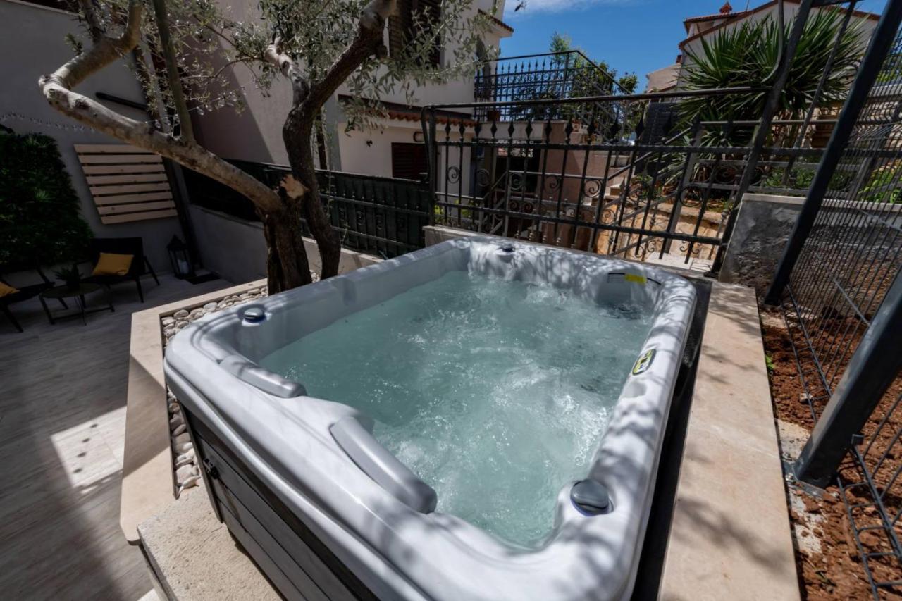 Studio Apartment Mare With Private Garden And Jacuzzi Vinkuran Ngoại thất bức ảnh